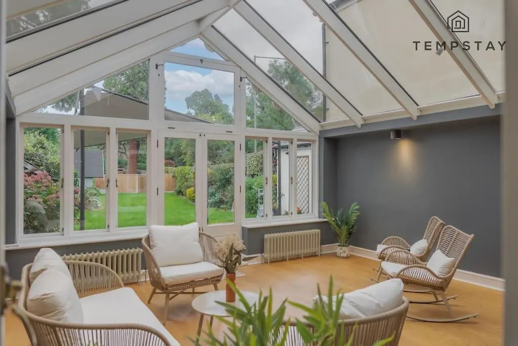 Cosy Family Home Near Thorpe Park & Legoland Old Windsor Holiday home