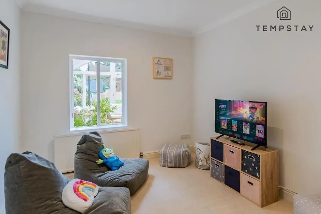 Holiday home Cosy Family Home Near Thorpe Park & Legoland Old Windsor