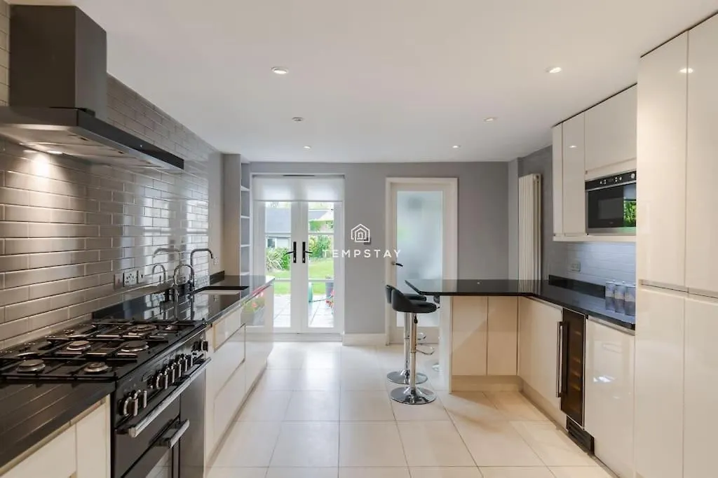 Cosy Family Home Near Thorpe Park & Legoland Old Windsor Holiday home