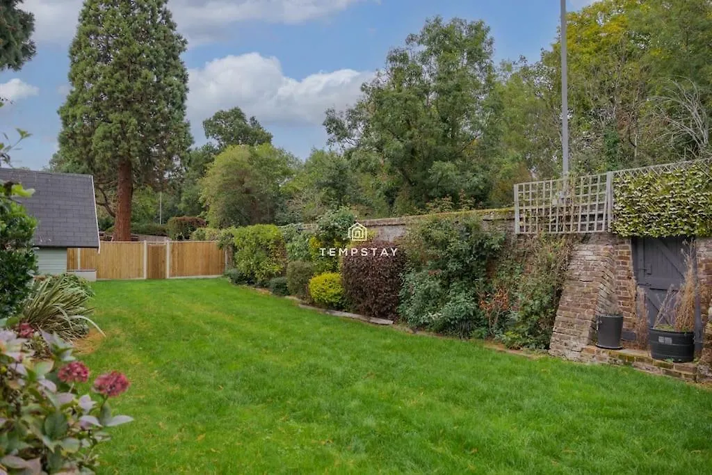 Cosy Family Home Near Thorpe Park & Legoland Old Windsor Holiday home