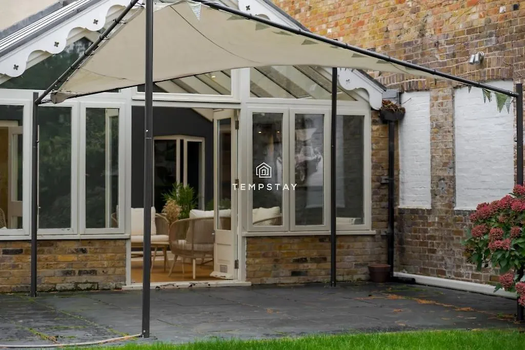 Cosy Family Home Near Thorpe Park & Legoland Old Windsor 0*,