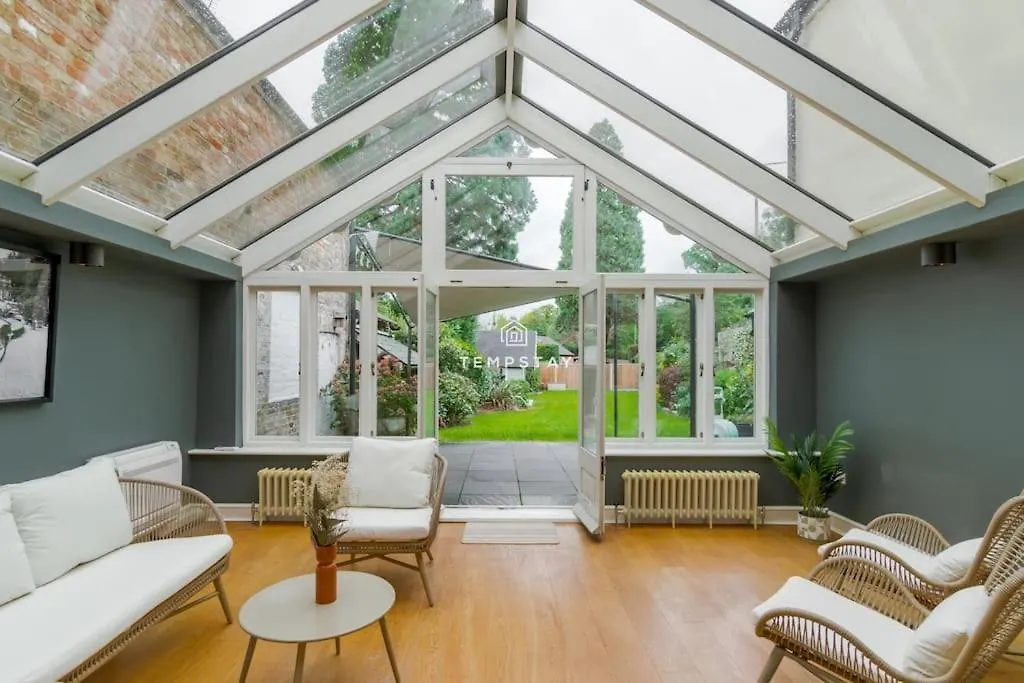 Cosy Family Home Near Thorpe Park & Legoland Old Windsor