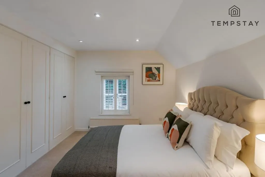 Cosy Family Home Near Thorpe Park & Legoland contacts